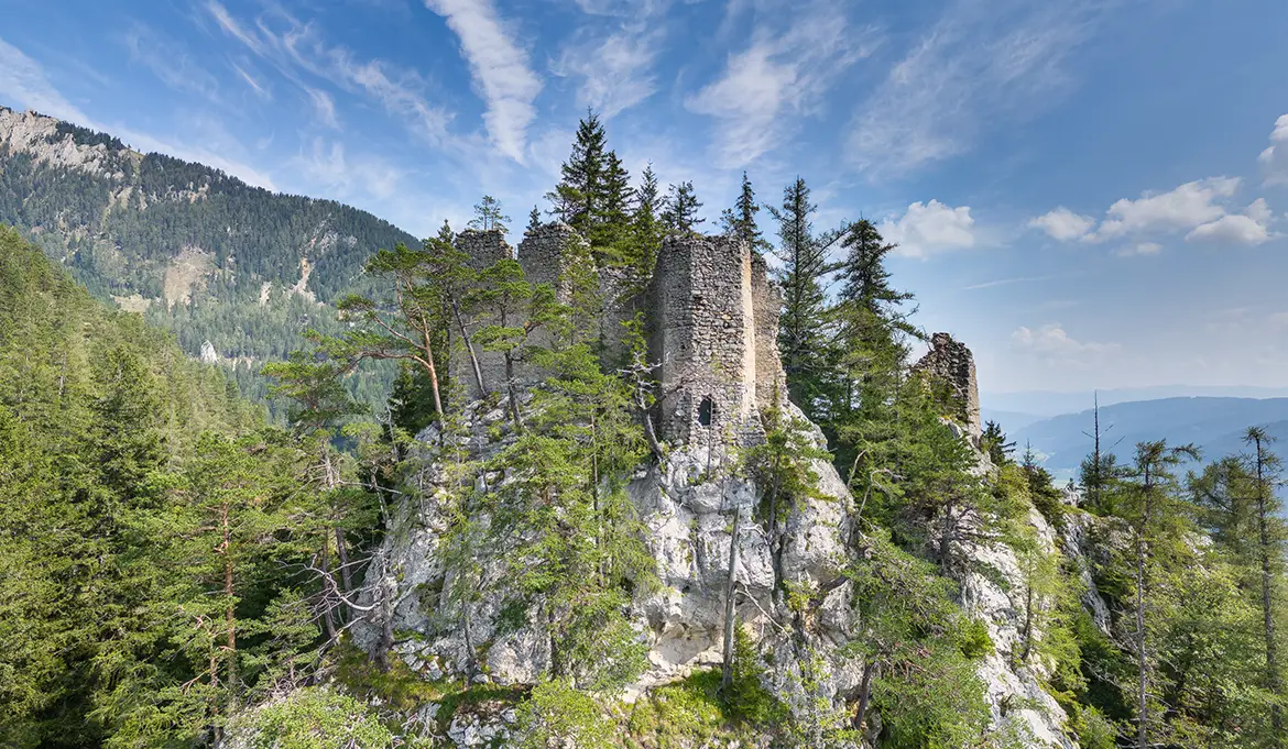 Luftbild der Burg-Ruine Ehrenfels im Jahr 2024 von Westen gesehen