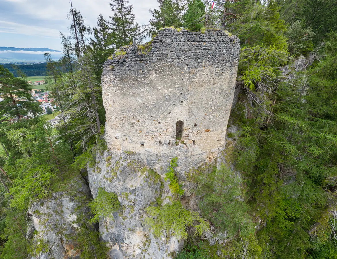 Bergfried Ruine Liechtenstein bei Judenburg. Luftbild.