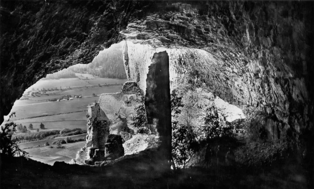 Ruine Schallaun aus dem Inneren des Puxerloches fotografiert