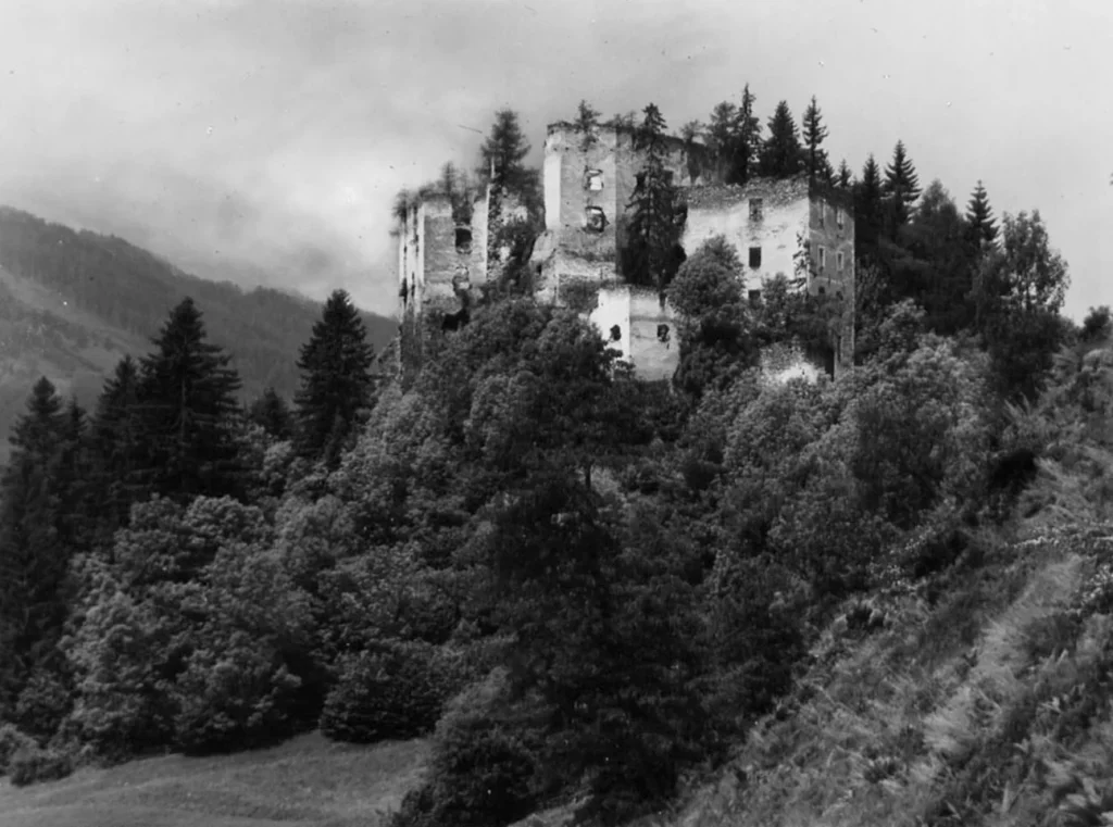 Schwarz-Weiß-Postkarte der Ruine Katsch. Unbekanntes Alter. 