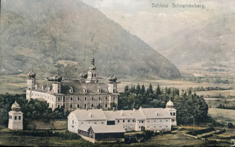 Das Schloss Schrattenberg in der Steiermark vor dem Brand 1915 auf einer kolorierten Postkarte