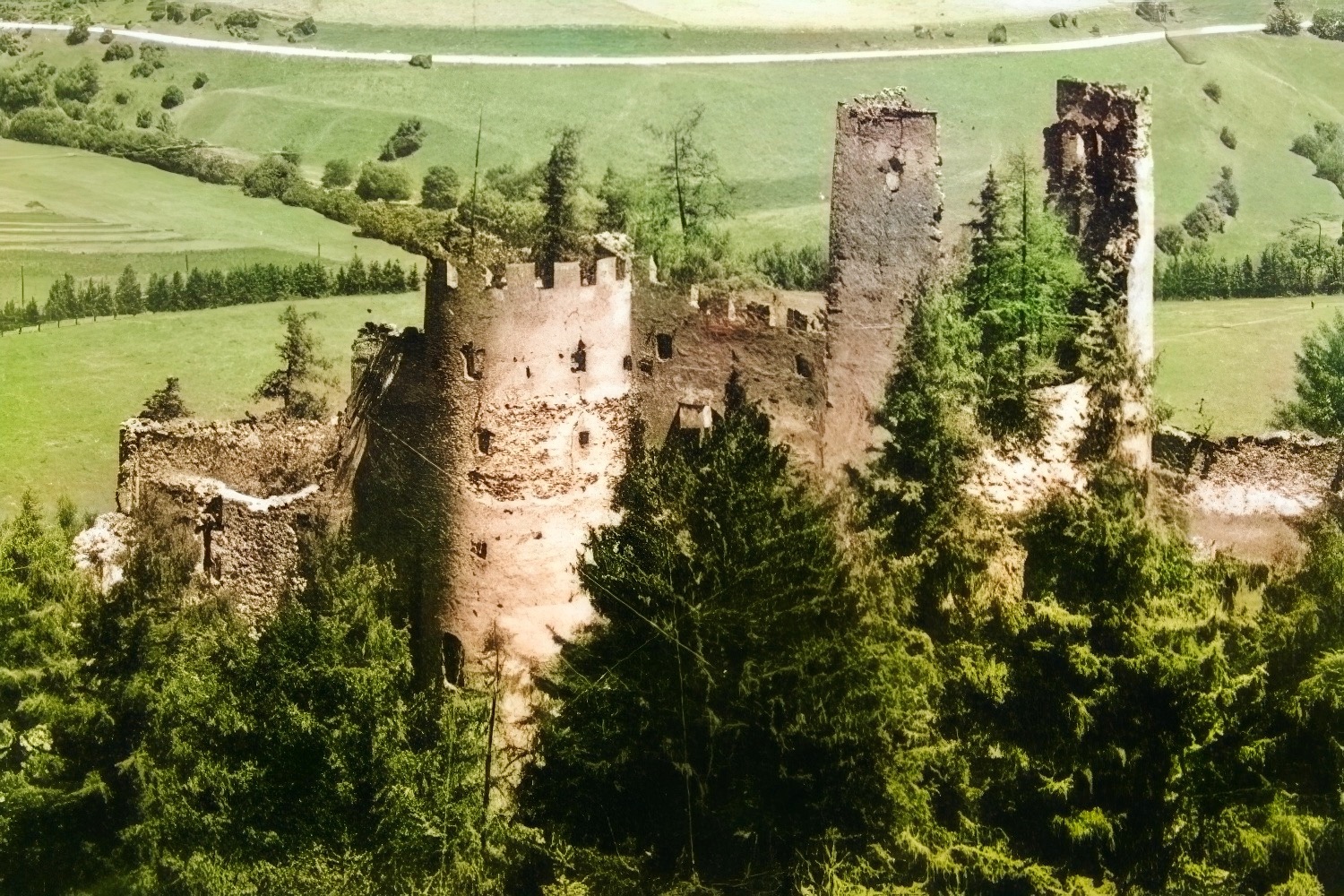 Burgruine Reifenstein auf einer kolorierten Postkarte. Ansicht von Süden.