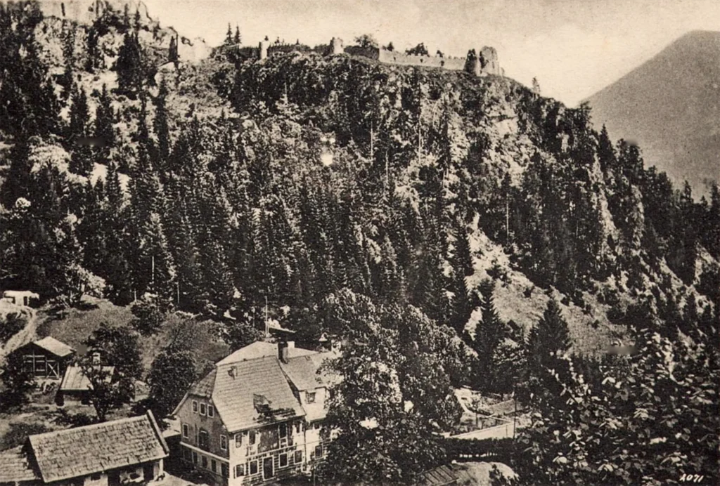 Ruine Wolkenstein um 1915 auf einer schwarz-weiße-farbigen Postkarte