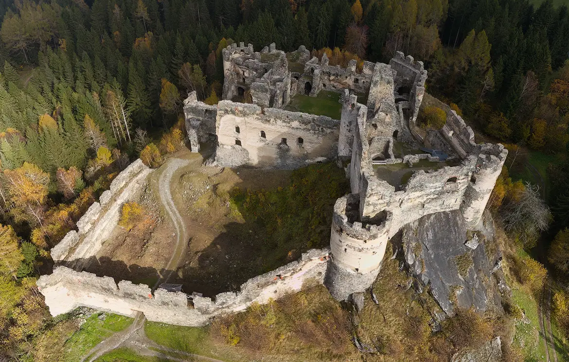Luftbild der Burgruine Steinschloss 2024